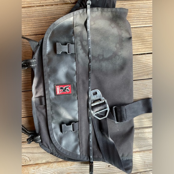 Sleek Black and Gray Messenger Bag - Picture 5 of 7